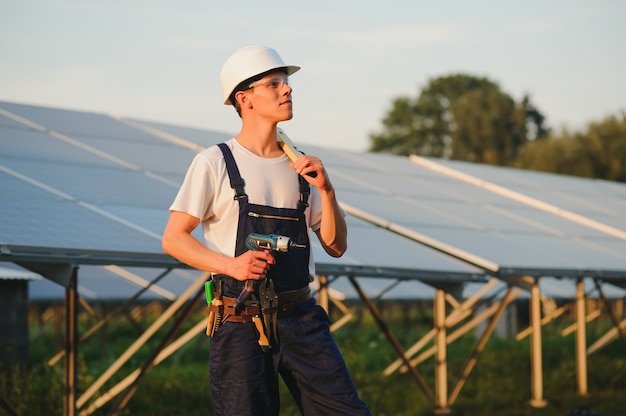 Travailleur installant des panneaux solaires à l'extérieur