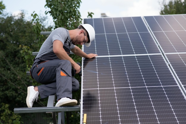 Travailleur installant des panneaux solaires à l'extérieur