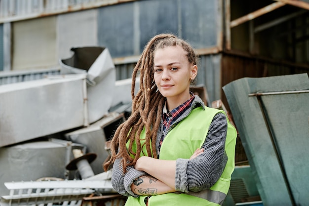 Travailleur de l'installation de récupération des matériaux