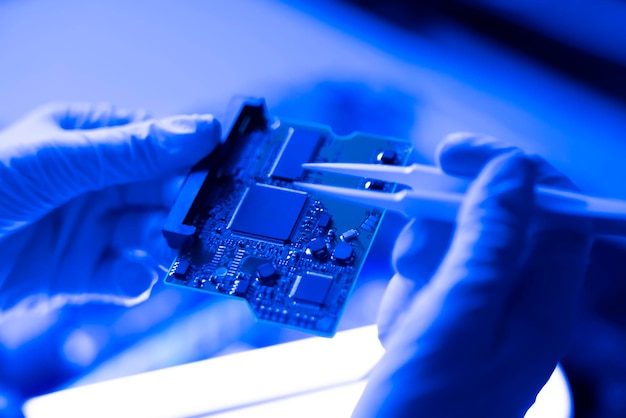 un travailleur de laboratoire tient les mains d'une nouvelle puce IA numérique de carte de circuit imprimé