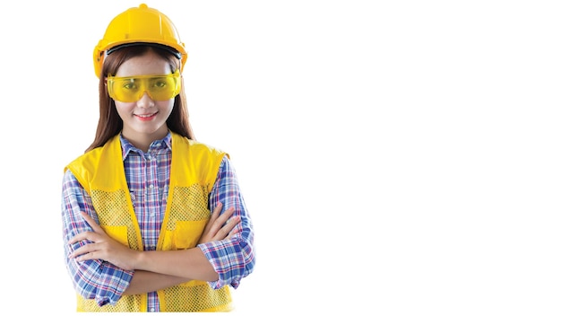 Travailleur lourd de l'industrie de l'ingénieur femme asiatique portant un casque de sécurité isolé sur fond blanc.