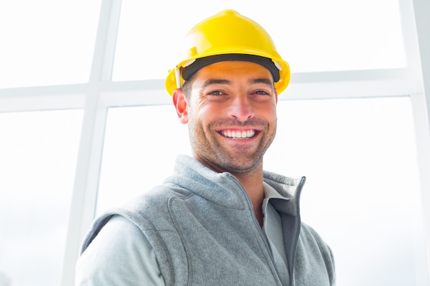 Travailleur manuel portant un casque dans le bâtiment