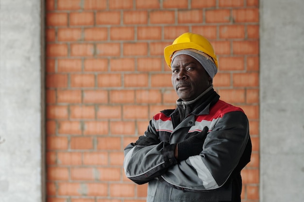 Travailleur masculin afro-américain moderne du chantier de construction vous regardant