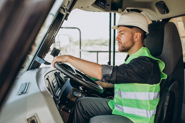 Travailleur masculin avec bulldozer dans la carrière de sable