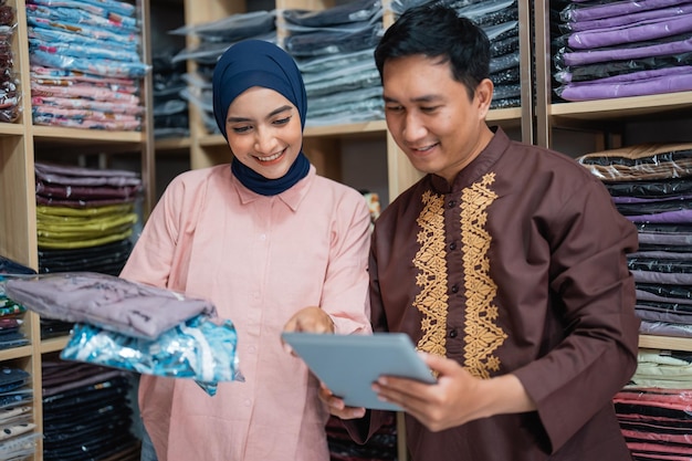 Travailleur masculin et musulman vérifiant la qualité du produit et le stock à la mode