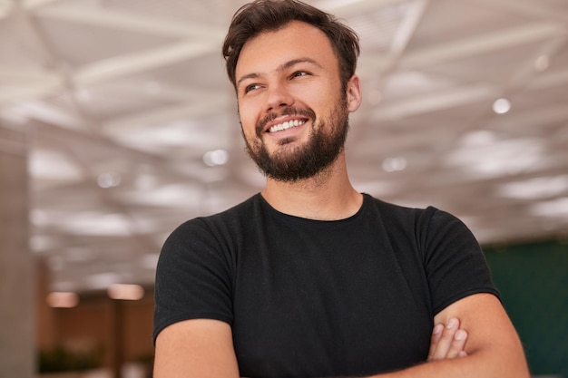 Travailleur masculin positif sur le lieu de travail