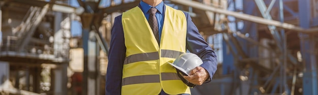 Travailleur masculin se tenant dehors à l'usine de production