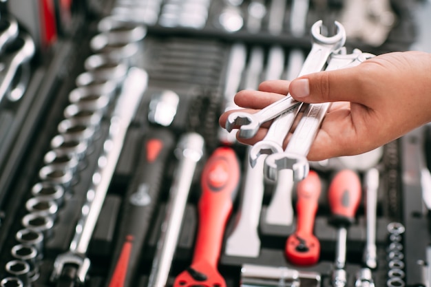 Travailleur méconnaissable choisissant des clés en magasin