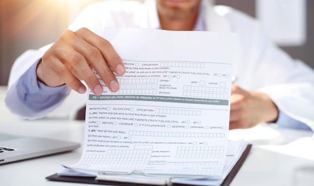 Photo travailleur médical examinant les antécédents médicaux d'un patient