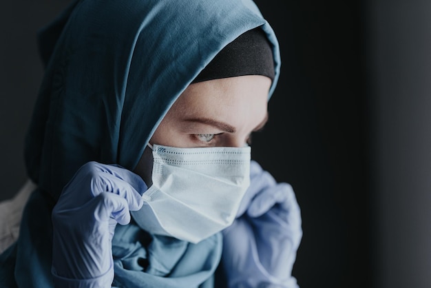 Travailleur médical fatigué médecin femme musulmane en hijab après avoir pris un grand nombre de patients en raison d'une épidémie de coronavirus