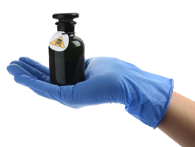 Travailleur médical tenant une bouteille de poison sur fond blanc gros plan