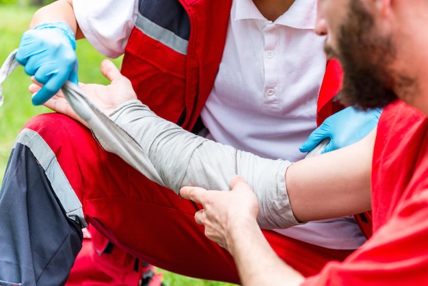 Travailleur médical traitant des brûlures sur la main de male039s