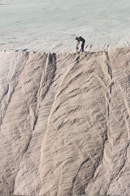 Travailleur minier travaillant avec du sel en vrac Salinas Grandes de Hidalgo La Pampa Argentine