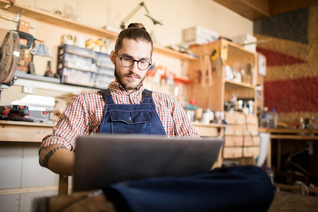 Travailleur moderne à l'aide d'un ordinateur portable