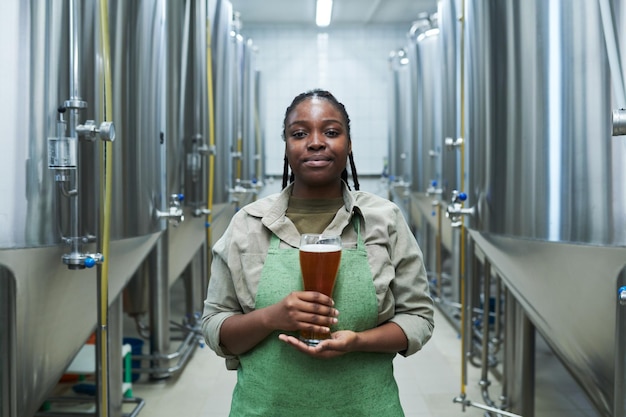 Travailleur montrant la bière produite