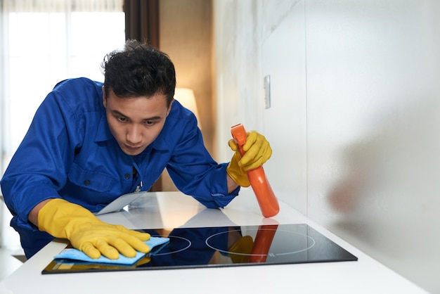 Travailleur Nettoyant La Surface Du Poêle