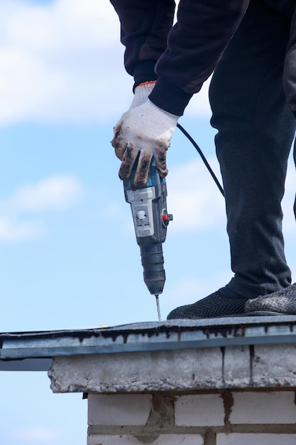 Photo travailleur avec une perceuse à marteau pneumatique