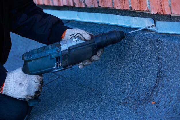 Photo travailleur avec une perceuse à marteau pneumatique