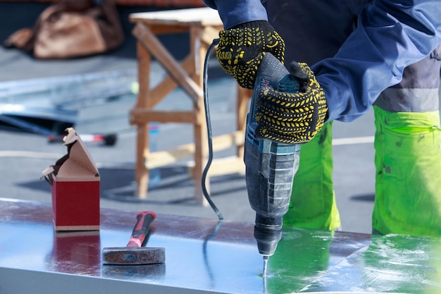 Photo travailleur avec une perceuse à marteau pneumatique