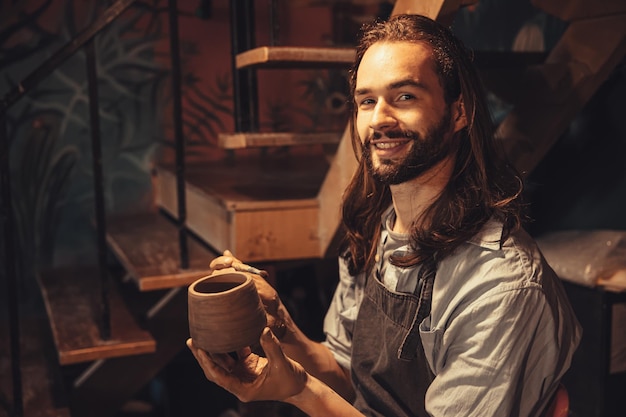 Travailleur de la poterie portrait artisan mâle pot maker fierté de l'artisanat avec cray cup