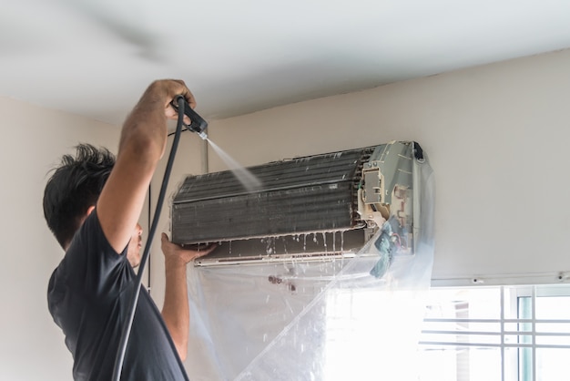 Travailleur pour nettoyer le refroidisseur de bobine du climatiseur