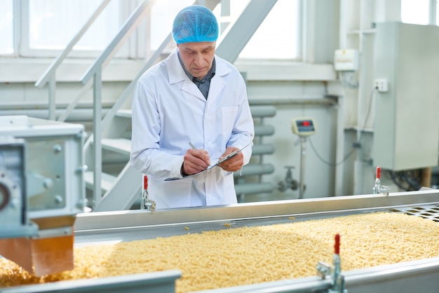 Travailleur principal supervisant la production d'aliments