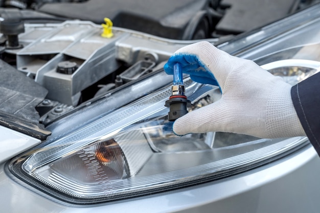 Installation D'une Nouvelle Ampoule De Phare De Voiture Halogène Moderne à  Led. Lampe Auto Tenir Mécanicien