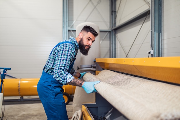 Travailleur professionnel faisant son travail au service de lavage de tapis.