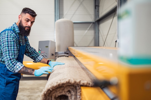 Travailleur professionnel faisant son travail au service de lavage de tapis.