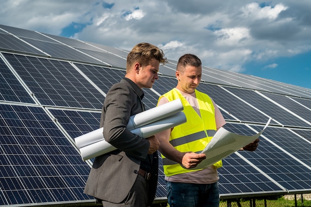 Le travailleur raconte à son patron comment l'installation de panneaux solaires, le concept d'énergie verte