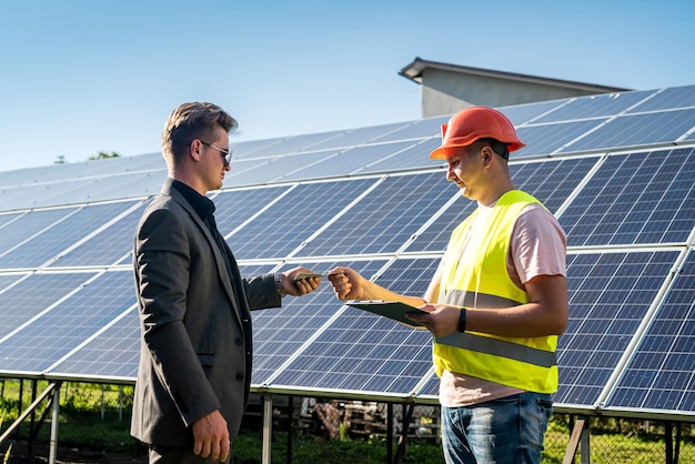 Le travailleur raconte à son patron comment l'installation de panneaux solaires le concept d'énergie verte