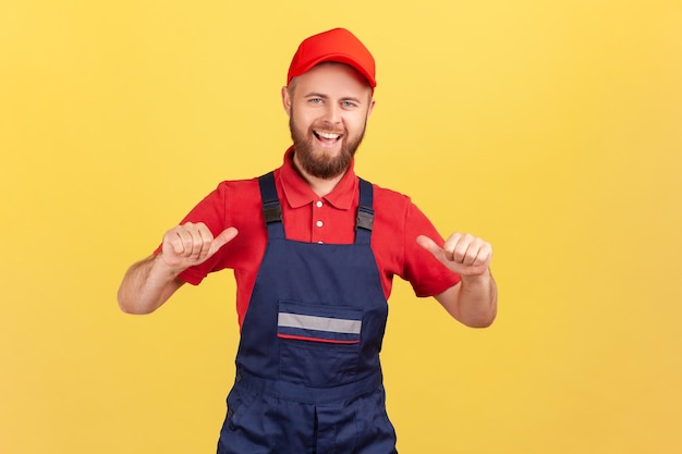 Travailleur ravi debout et pointant vers lui-même étant satisfait du résultat de son travail