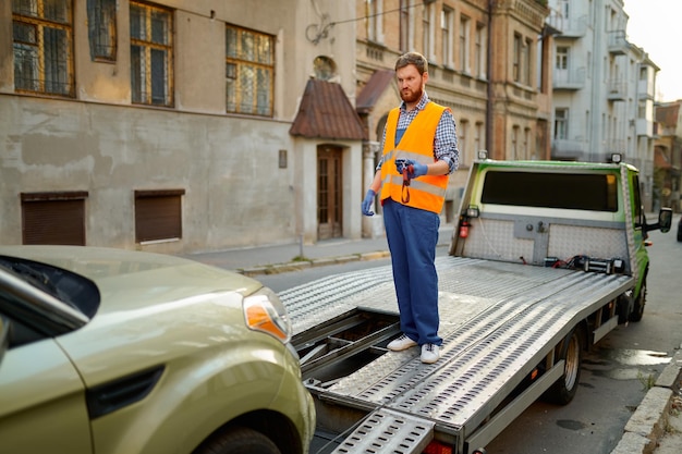 Travailleur de la route de l'homme menant le processus d'évacuation de la voiture