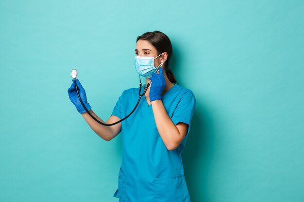 Travailleur de la santé féminine posant