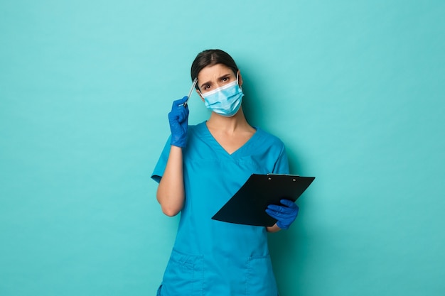 Travailleur de la santé féminine posant