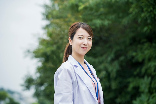 Travailleur de la santé des femmes asiatiques en blouse blanche