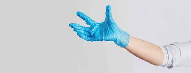 Photo travailleur de la santé portant des gants bleus faisant un geste