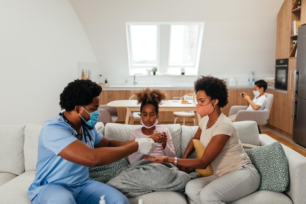 Travailleur de la santé en visite à domicile