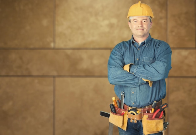 Travailleur de sexe masculin avec ceinture à outils isolé sur fond blanc