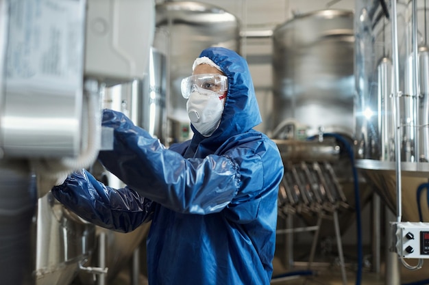 Travailleur de sexe masculin portant un équipement de protection à l'atelier d'usine