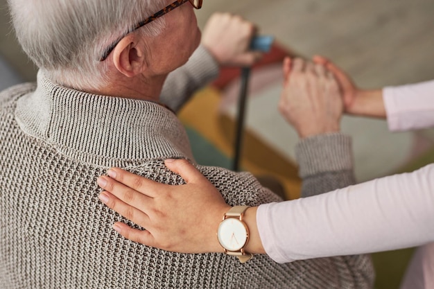 Travailleur social s'occupant d'un patient âgé