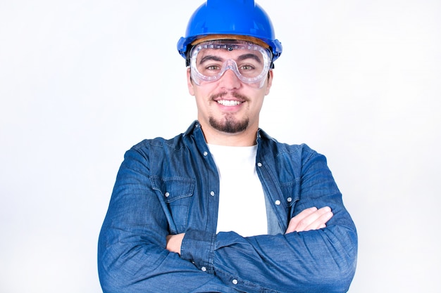 travailleur souriant avec bras croisés