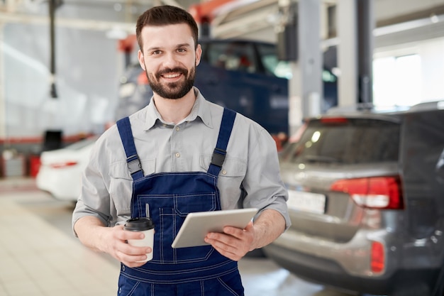 Travailleur souriant dans le service de voiture