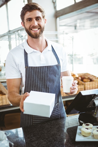 Travailleur souriant prépare les commandes