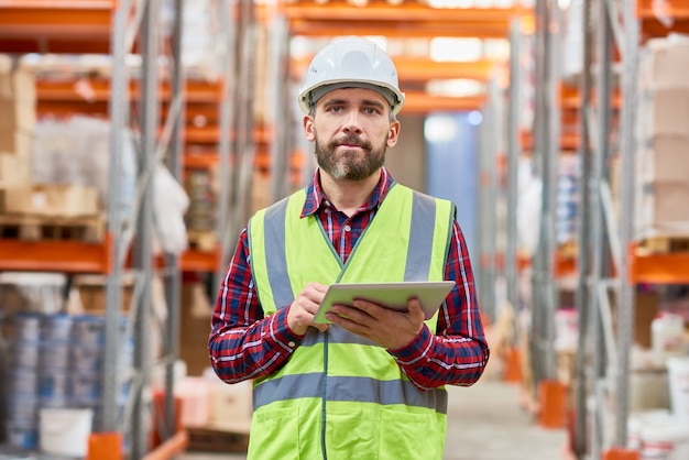 Travailleur de stockage à l'aide de tablette numérique