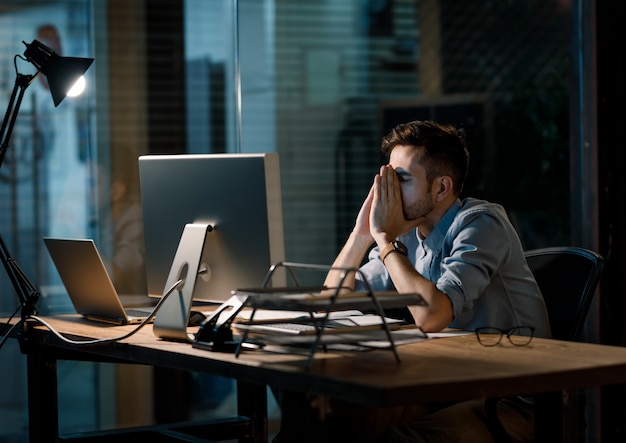 Travailleur stressé occasionnel tard au bureau