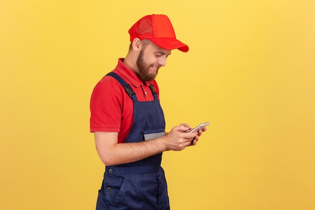 Travailleur tapant sur un téléphone portable à l'aide d'un messager de téléphone portable pour accepter la commande en ligne comme livraison