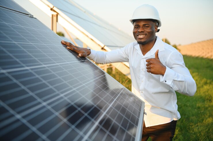 Travailleur de la technologie de l'énergie verte photovoltaïque dans une usine de panneaux solaires
