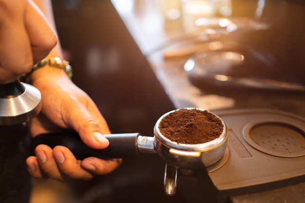 Le travailleur travaille avec une machine à café