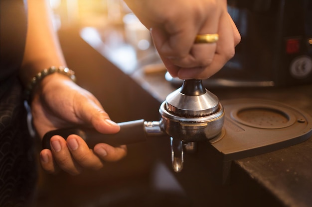 Le travailleur travaille avec une machine à café